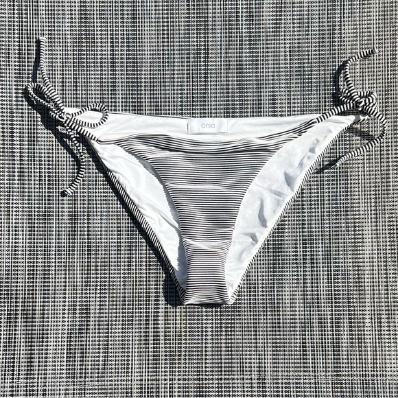 ONIA Kate Striped Ribbed Low-Rise Bikini Briefs Good Condition - Picture 4 of 9